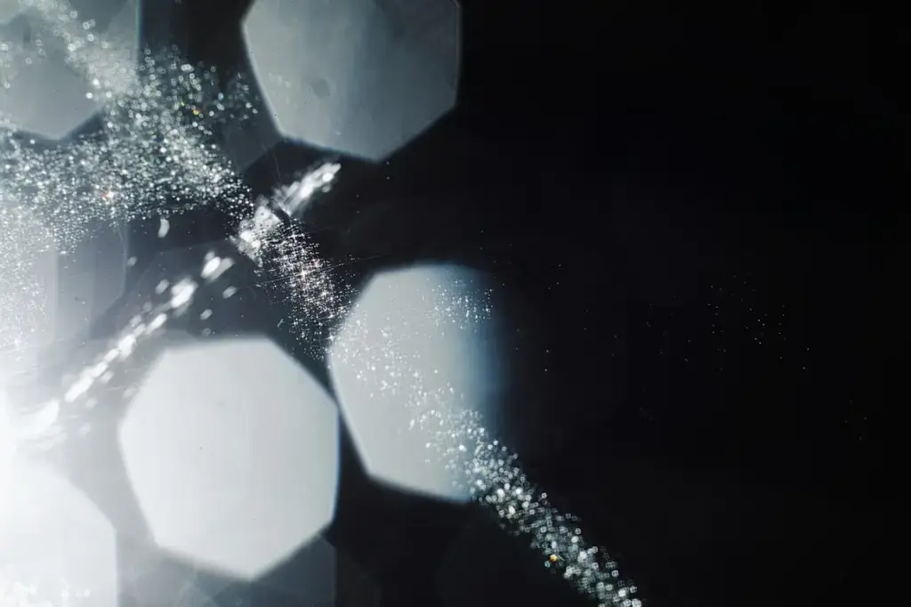 彩幽靈水晶的奇幻能量：見證靈性成長與財富湧現