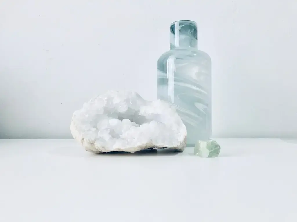 翠綠靈石，鎮靜之寶：綠水晶的魅力